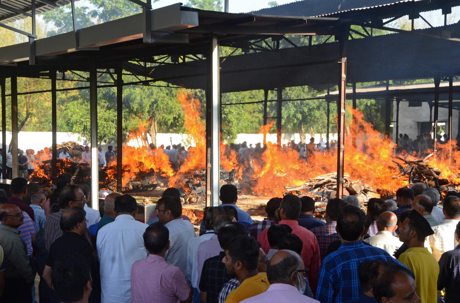 Se eleva a 35 la cifra de muertos tras hundirse el suelo de un templo en India