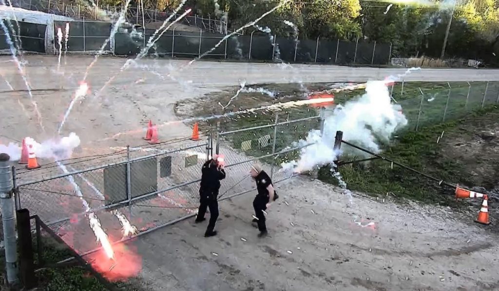 Acusados de terrorismo 23 manifestantes que atacaron centro policial en Atlanta