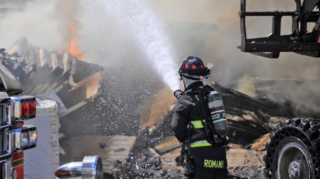 (+Fotos) Bomberos combaten incendio detrás de Planet Fitness en Volusia