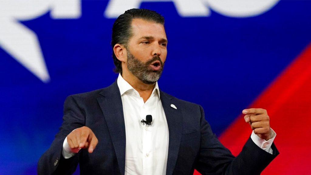 Hijo de Trump tildó de "comunista" imputación a su padre