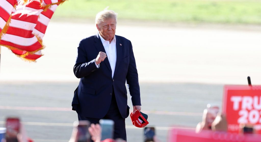 El gran jurado decide imputar a Donald Trump por el pago a una actriz porno
