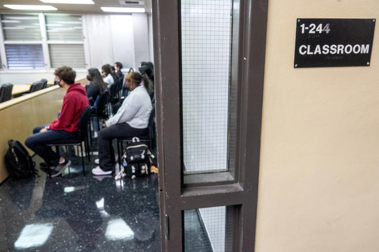 DeSantis firma ley que amplía programa de vales escolares a todos los alumnos