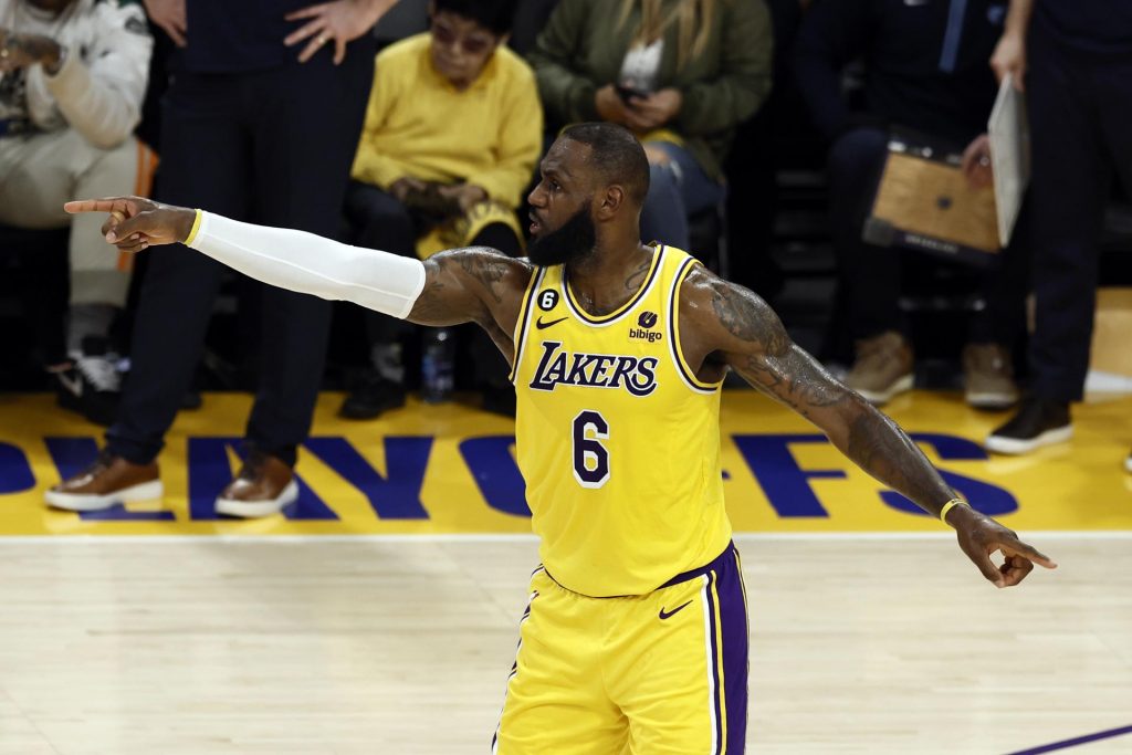 LeBron pone a los Lakers por delante en la serie