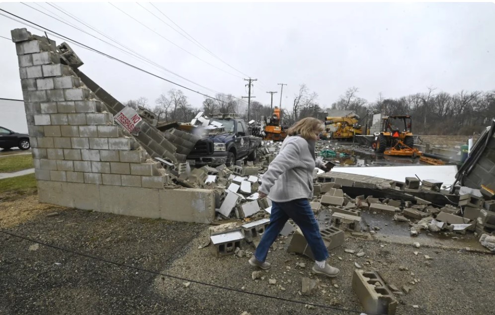Suben a 26 los muertos por tornados en EEUU, con miles de casas destrozadas