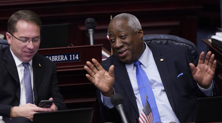 (+Video) Republicano Webster Barnaby calificó a los transexuales de mutantes y demonios
