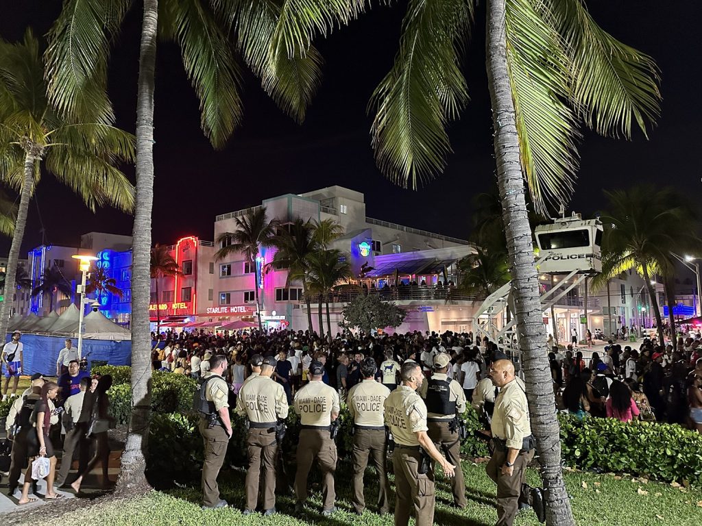 Policía de Miami busca al ciclista que disparó a conductor de un Nissan Maxima y huyó