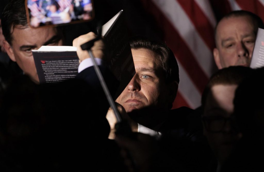 DeSantis firmó la ley que permite portar armas en público sin permiso