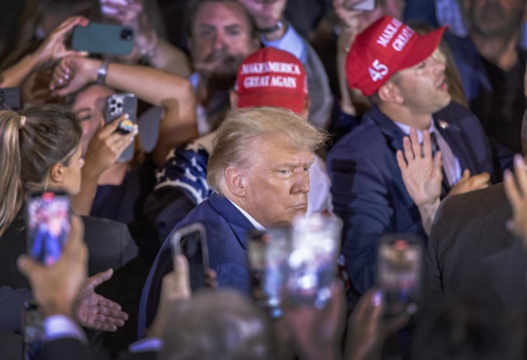 Si DeSantis se presenta a las primarias republicanas, sólo conseguirá hacer daño, advirtió Trump