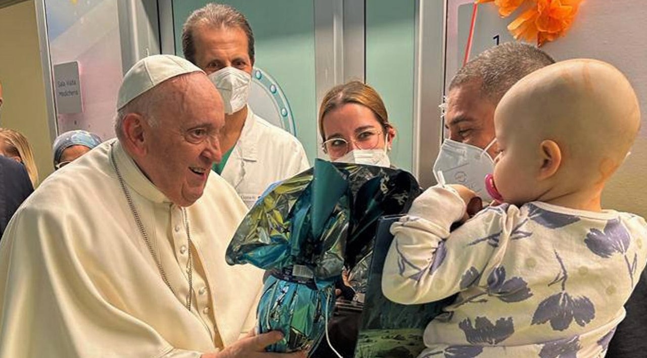 El Papa sale del hospital: "Sigo todavía vivo"