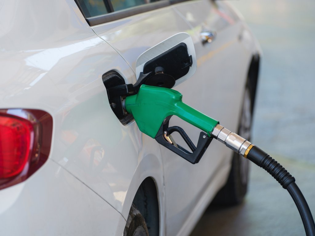 El sur de Florida sufre escasez de gasolina a causa de recientes inundaciones