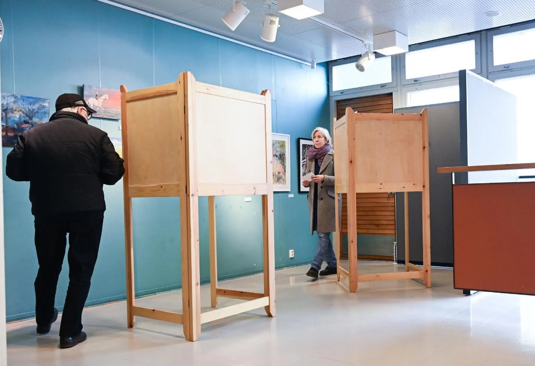 Finlandeses acuden con normalidad a su jornada electoral