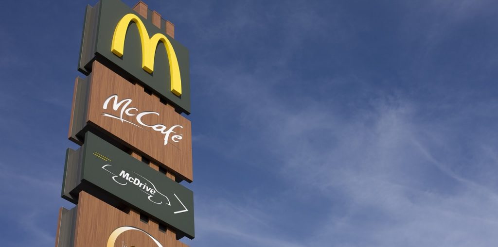 Pelea callejera cerca de un McDonald's en Orlando dejó un muerto