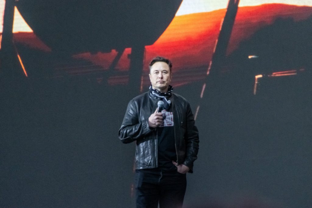 Estos son los famosos a los que Musk les paga la marca de verificación en Twitter