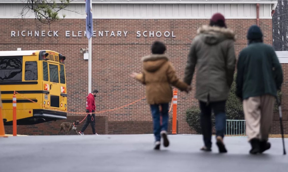 Imputan un delito de negligencia a la madre del niño de 6 años que disparó contra su profesora en Virginia