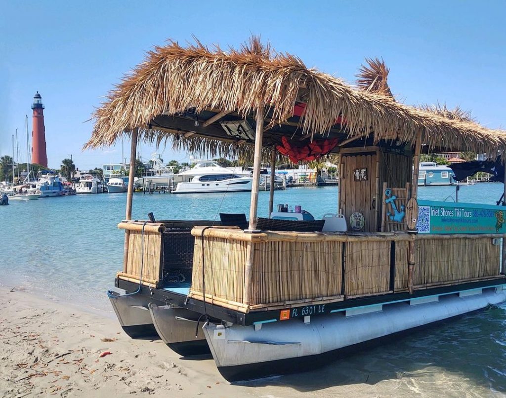 New Smyrna Beach ofrece viajes en un bar tiki flotante