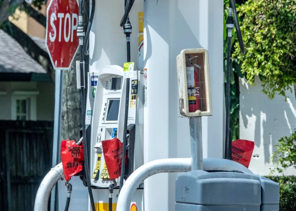 Marco Rubio contra la pared por escasez de gasolina en Florida
