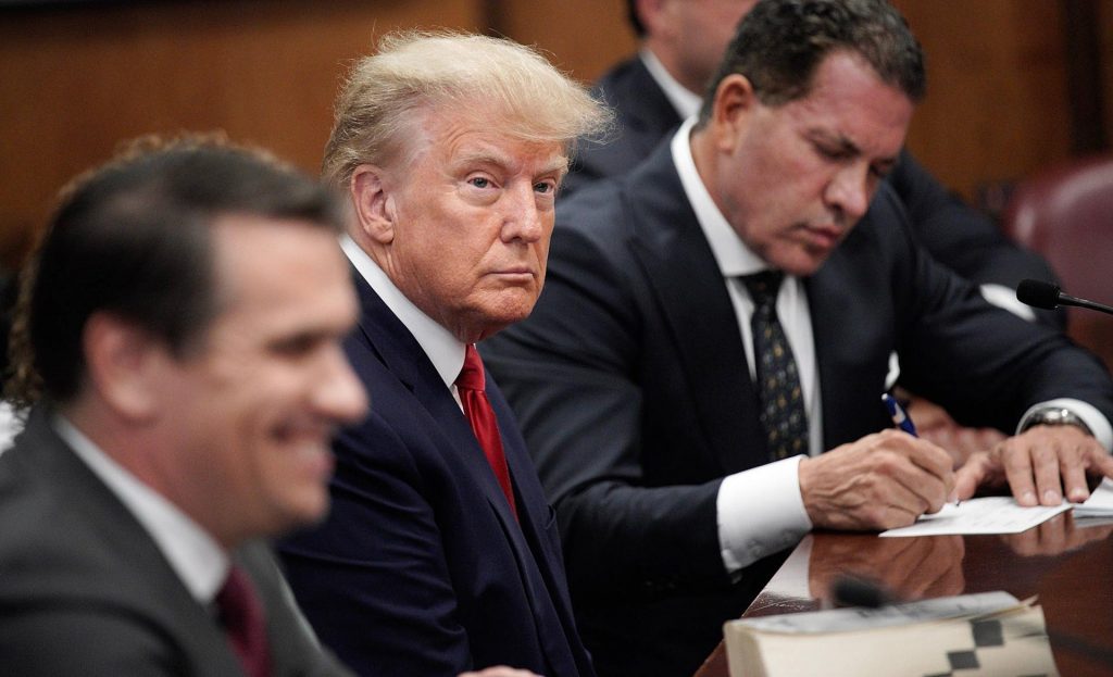 Defensa de Trump carga contra 34 acusaciones y las califica de repetitivas