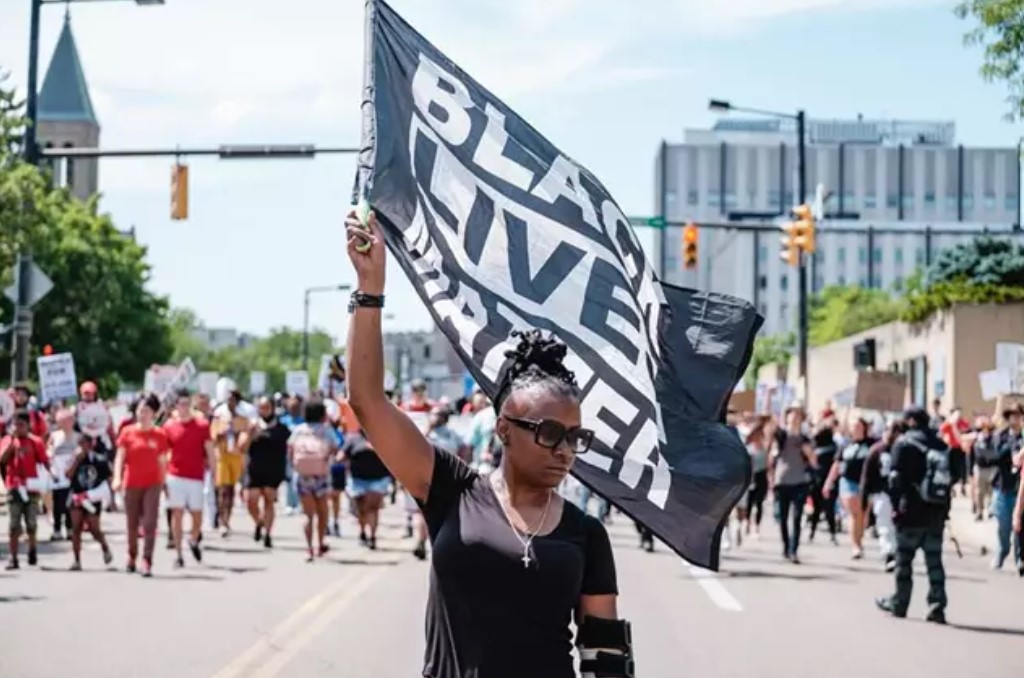 https://trello.com/c/xeqnKZiW/99088-eeuu-un-jurado-de-eeuu-exculpa-a-los-agentes-que-dispararon-m%C3%A1s-de-90-veces-contra-el-afroamericano-jayland-walker-dpa