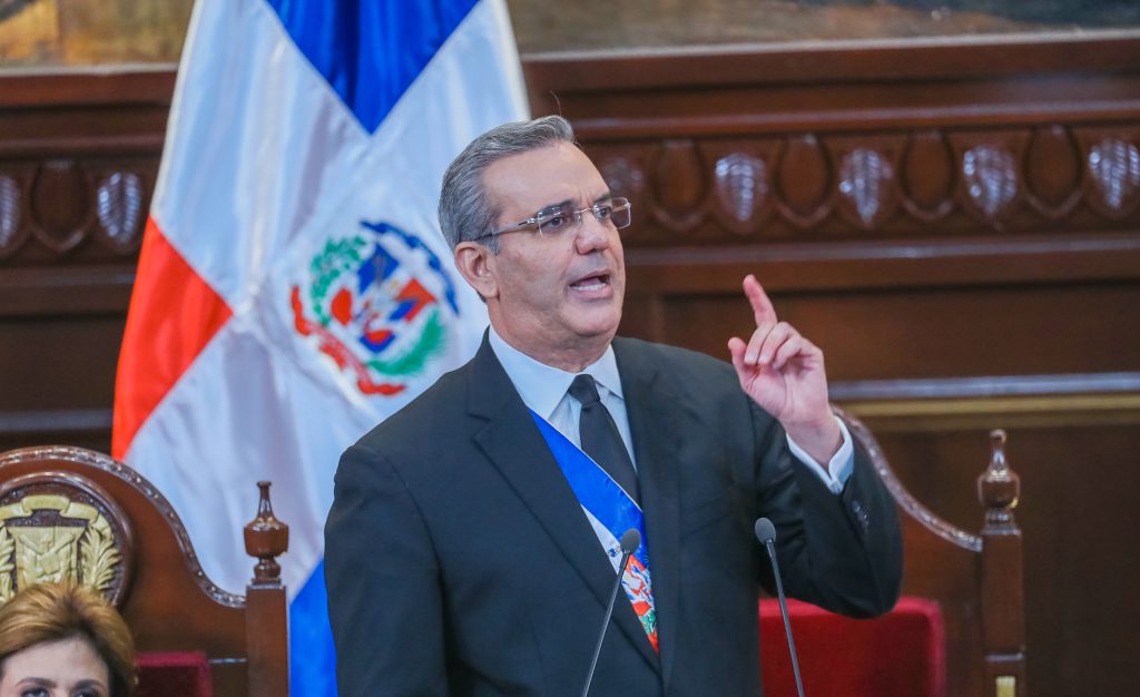 Injustificable considera Abinader la alerta migratoria emitida por EEUU