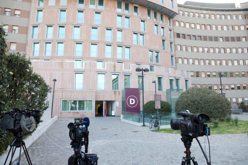 Berlusconi en cuidados intensivos por una infección pulmonar y confirman que padece leucemia