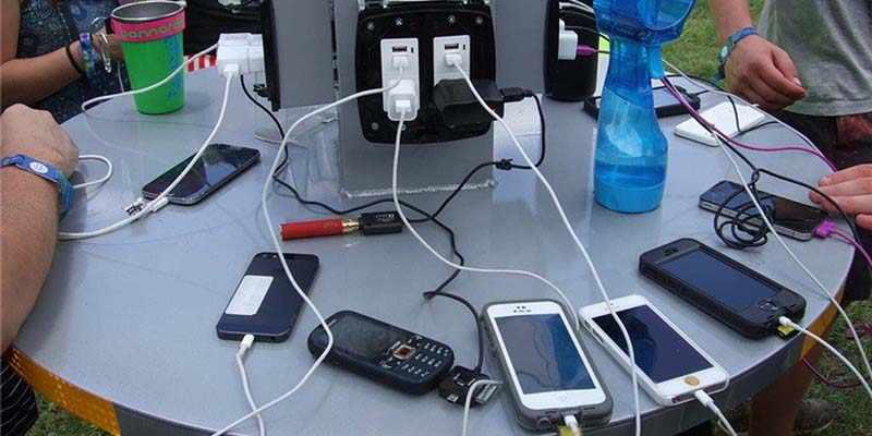 ¡Cuidado! El FBI recomienda no utilizar estaciones de carga de móviles gratuitas