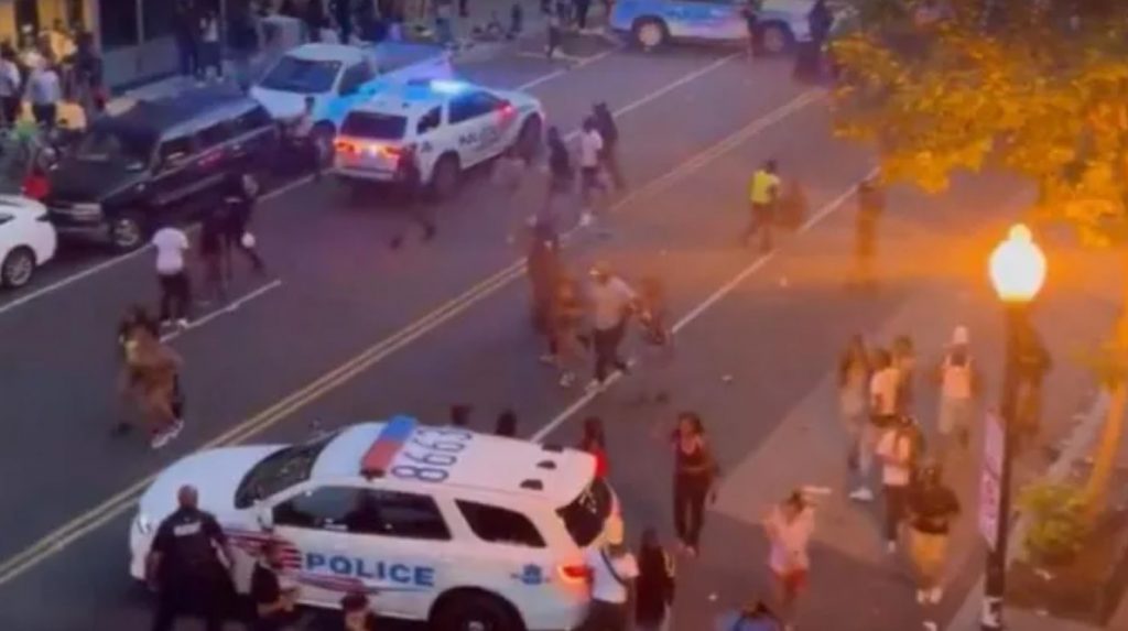 Al menos un muerto y tres heridos tras un tiroteo durante un funeral en Washington D.C.