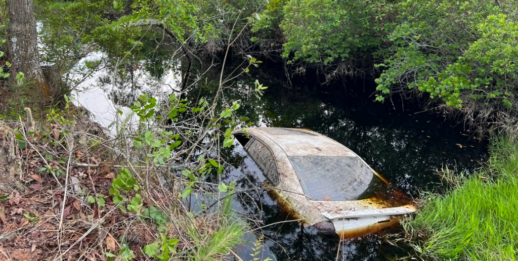 Hallan el cuerpo de un maestro desaparecido en un auto sumergido en un canal