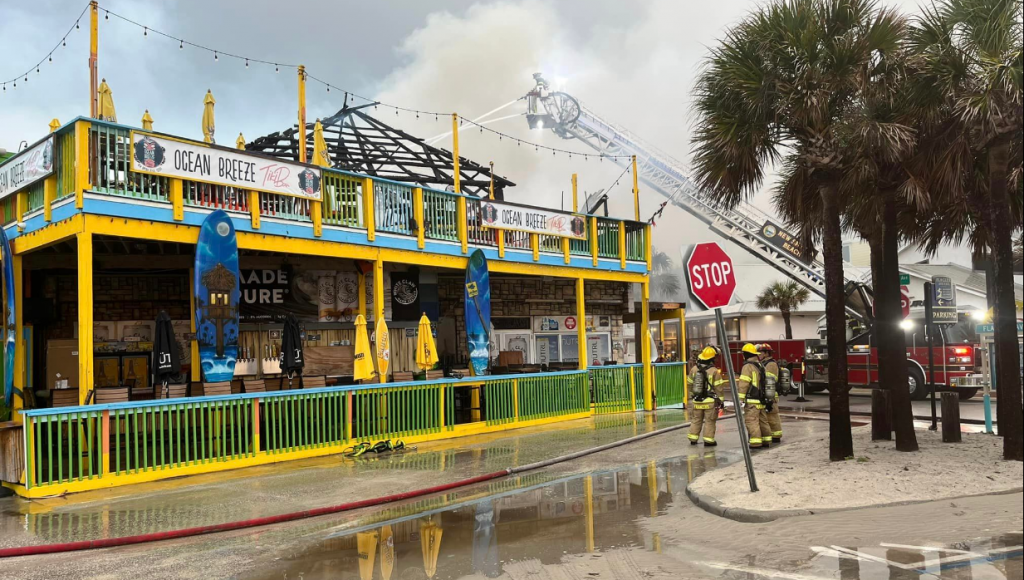 (+Fotos) Incendio consume un famoso restaurante y bar de New Smyrna Beach