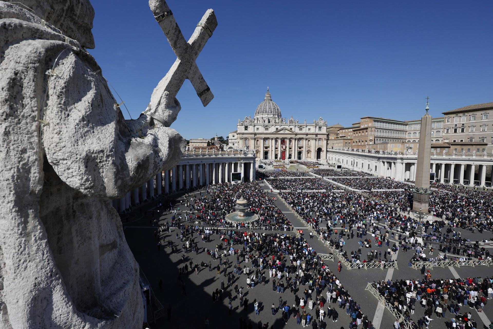 El papa pide por la paz y poner fin a "todos los conflictos que ensangrientan al mundo" en su mensaje de Pascua