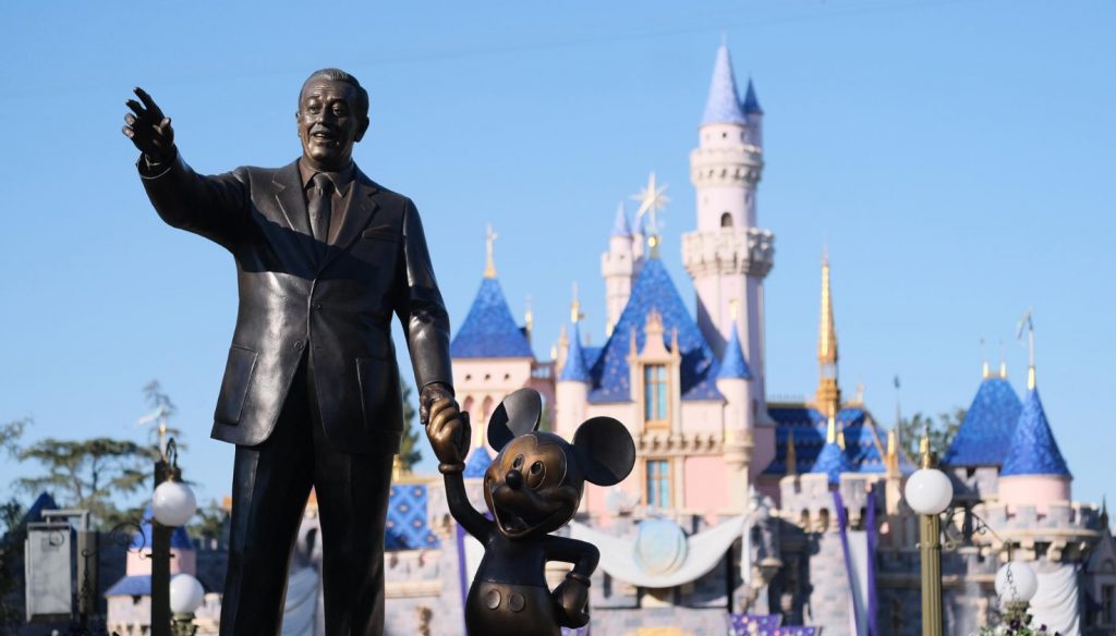 El gobernador de Florida tildó de "política" la demanda de Disney en su contra