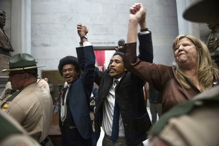 2 legisladores estatales de Tennessee expulsados por protestar contra armas