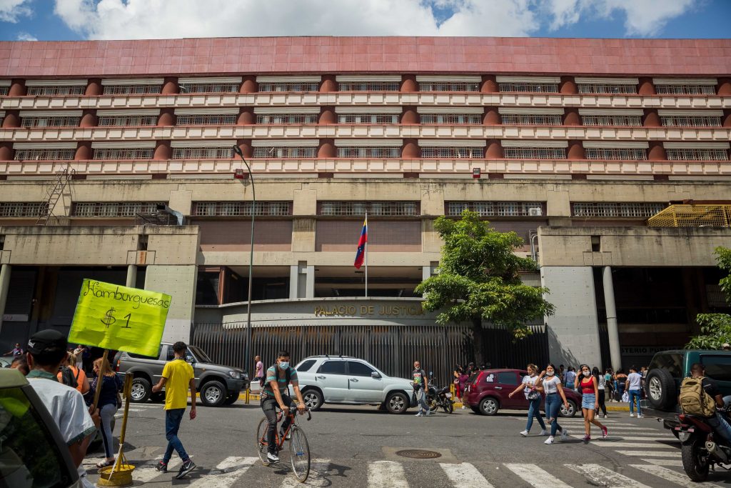 Presentan ante tribunales venezolanos a funcionarios detenidos por corrupción