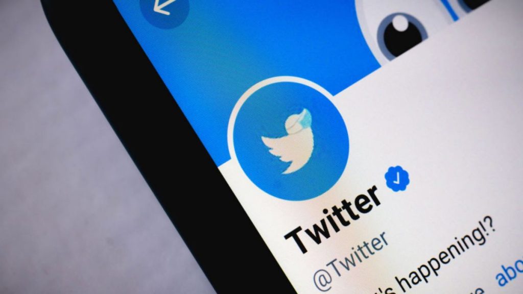 ¡Adiós a la marca azul! Desde ahora las cuentas de Twitter tendrán que pagar por verificación
