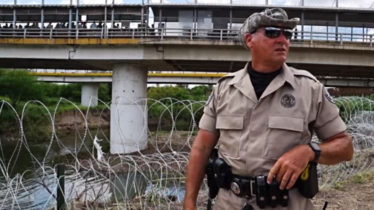 Agentes de Florida en Texas: "Nos lanzan a sus bebés sobre la cerca"