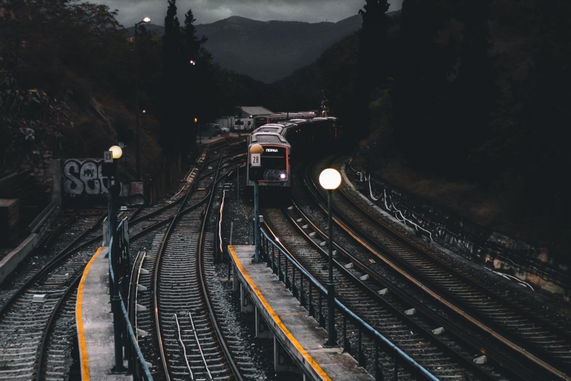 Al menos 50 muertos y más de 300 heridos en la India después de que un tren colisionara contra varios vagones descarrilados