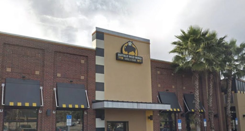 Cierran temporalmente Buffalo Wild Wings en Orlando tras encontrar cucarachas en una inspección sanitaria