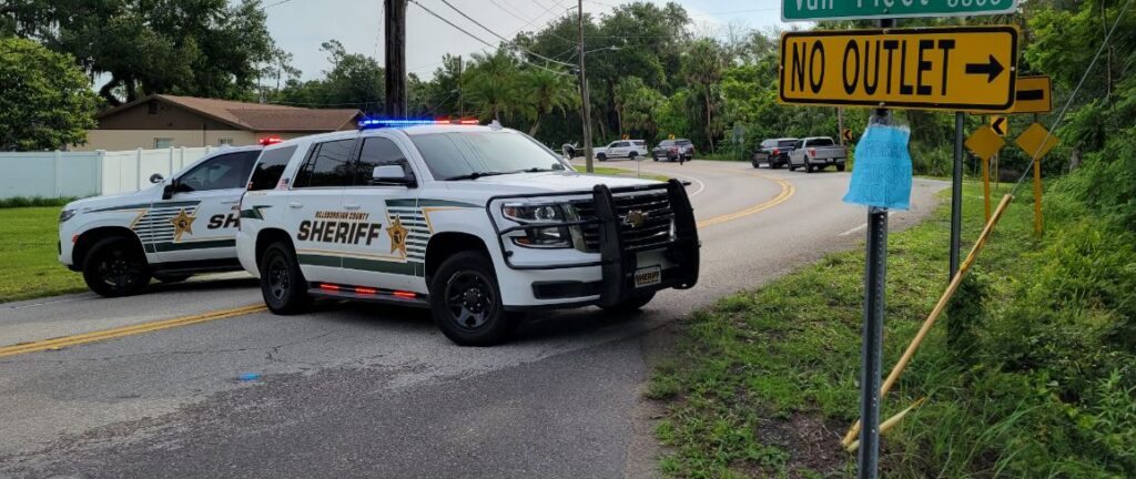(+Video) Auto se estrella a gran velocidad contra una gasolinera en Hillsborough
