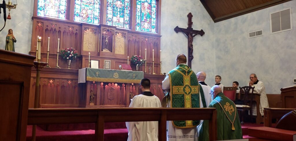 Llamas consumen el interior de una iglesia en Orlando