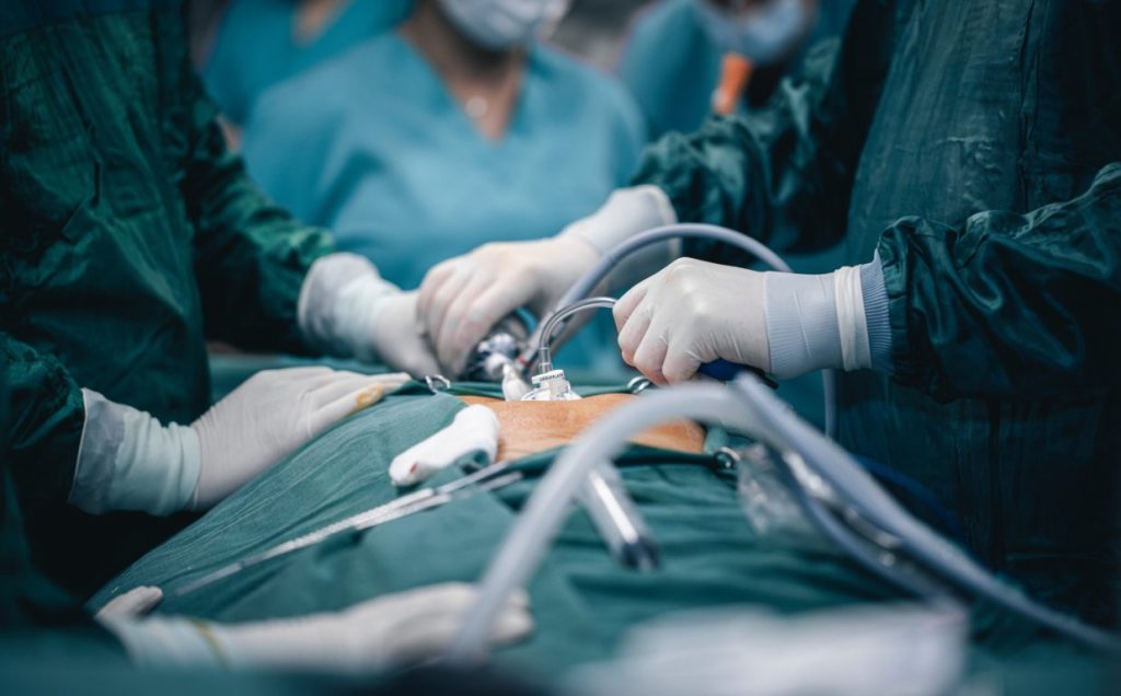 Brote de meningitis fúngica en EEUU y México está asociado a intervenciones con anestesia
