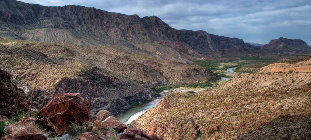 Investigan la muerte de un hombre y su hijastro de 14 años de Florida en el Parque Nacional Big Bend en Texas