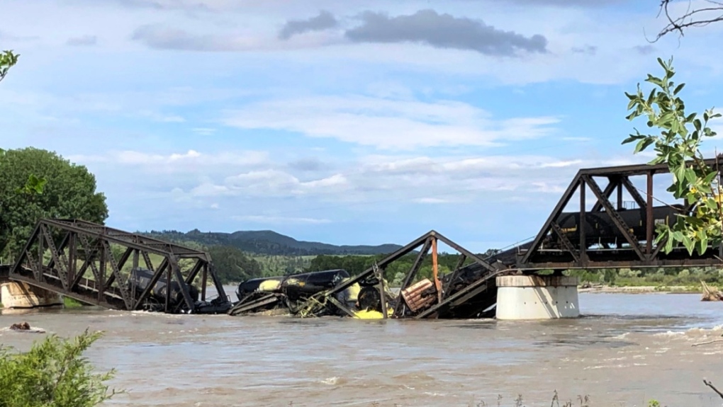 Tren cayó en un río de Montana luego de que se derrumbara un puente