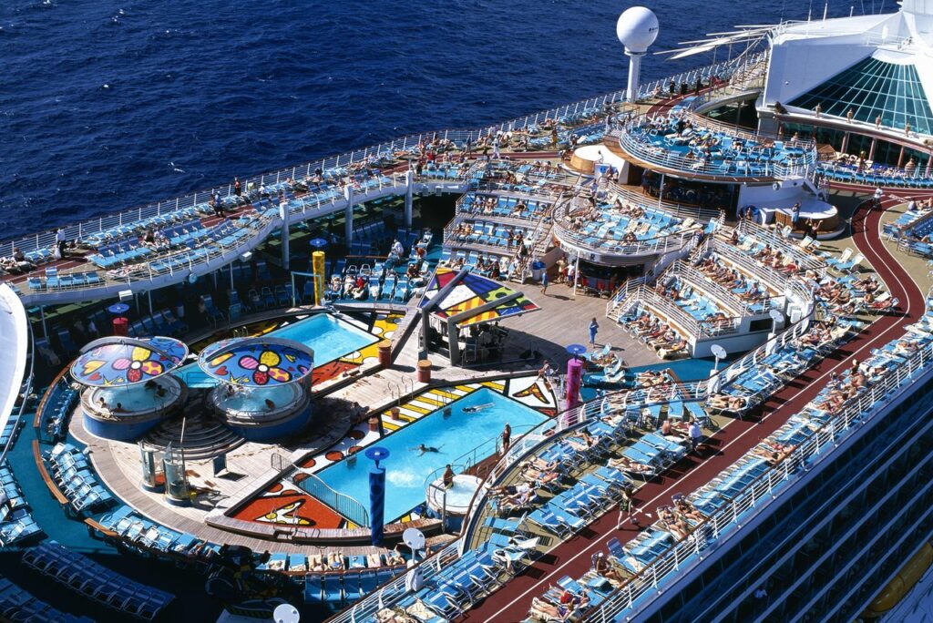 Pasajero es rescatado luego de caer por la borda de un crucero