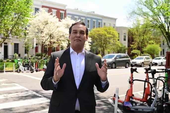 Una jueza federal ordena revelar la identidad de los fiadores que pagaron la fianza de George Santos