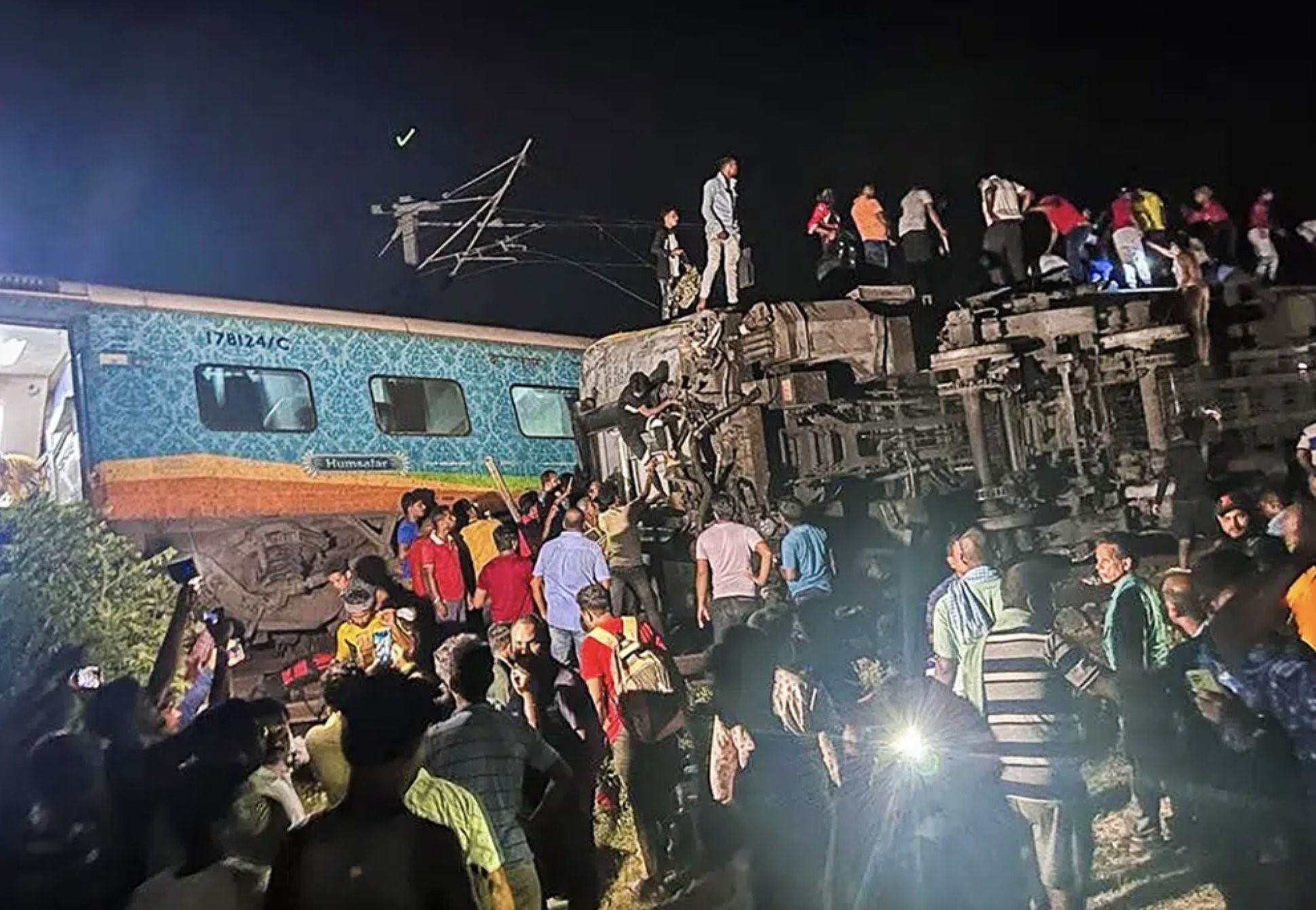 Ascienden a 233 los muertos y más de 900 heridos por accidente de tren en el este de India
