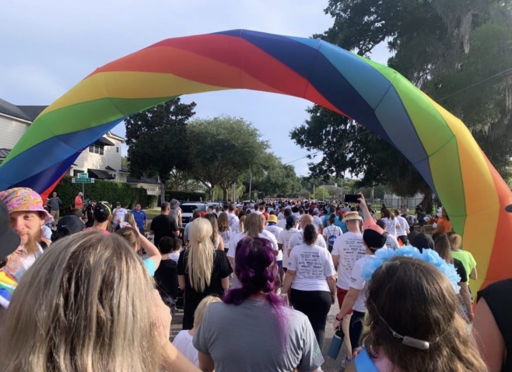 Miles de personas participaron en la carrera anual Rainbow Run de CommUNITY en Orlando