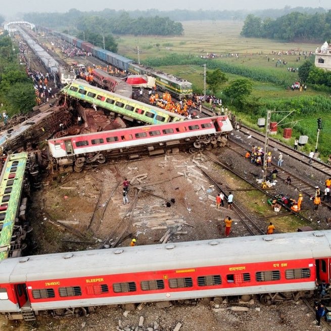 Aumenta a 288 la cifra de fallecidos por accidente de trenes en india