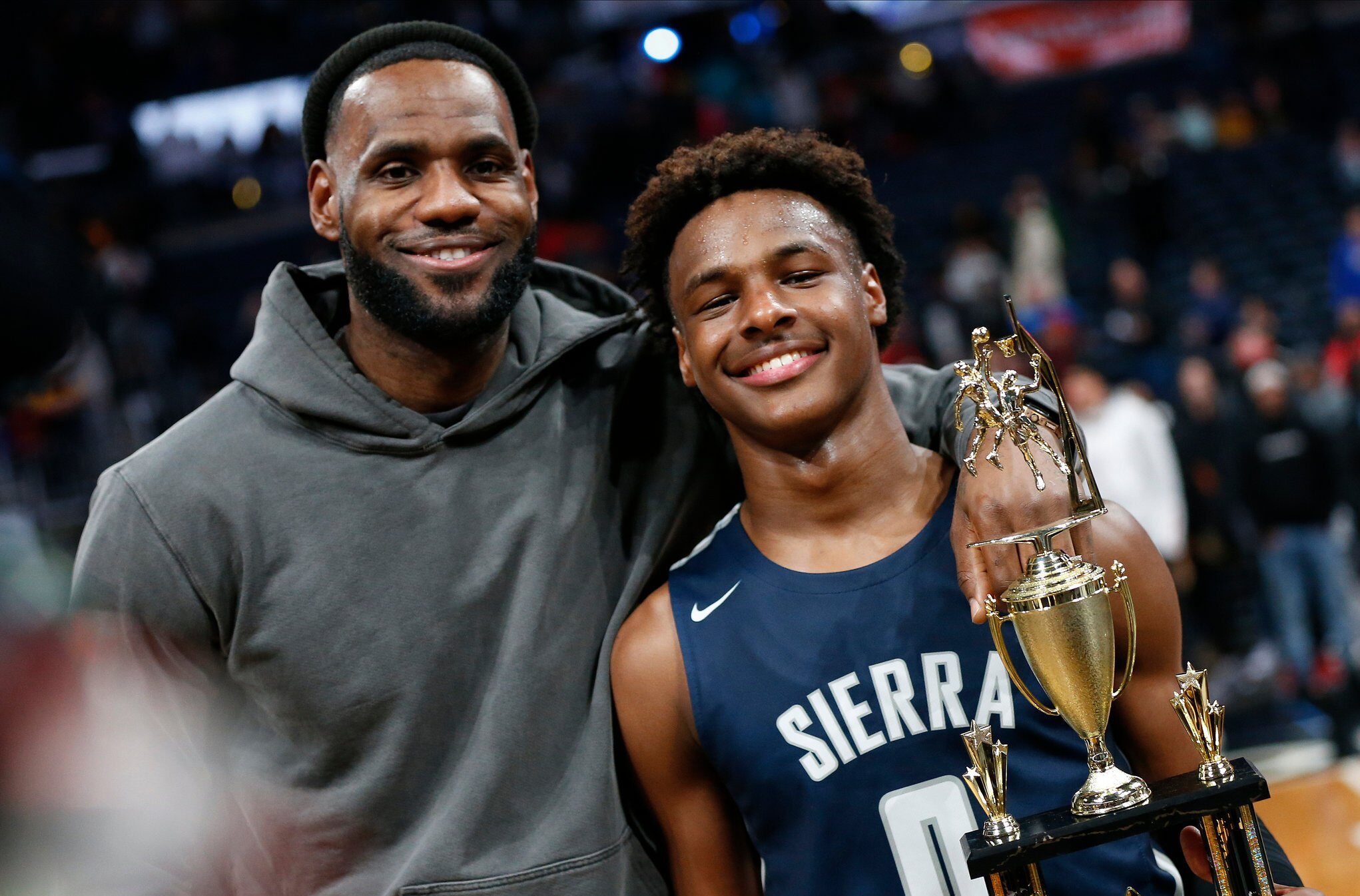 Bronny James, hijo de LeBron James, estable tras sufrir un paro cardíaco entrenando