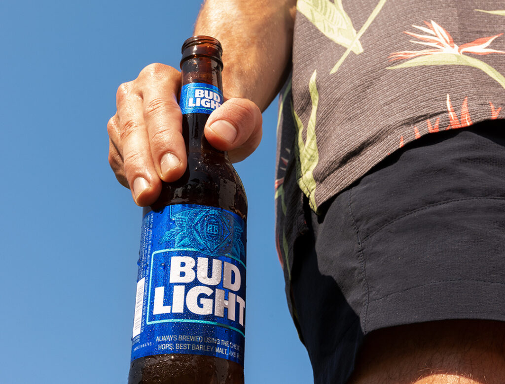 DeSantis afirma que la empresa matriz de Bud Light incumple la ley debido a ideologías sociales radicales