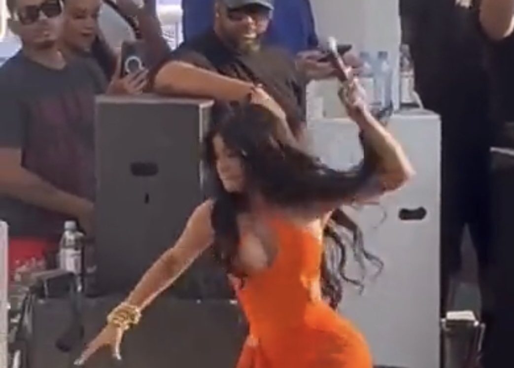 (+Video) Cardi B le lanzó el micrófono a un fanático que la mojó con una cerveza