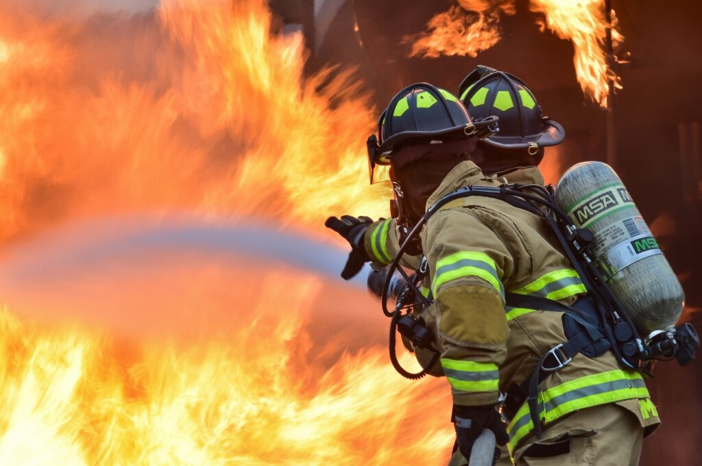 2 bomberos murieron en un incendio a bordo de un carguero en el puerto de Newark